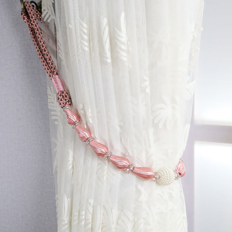 Aizkaru aizdare komplekts ar karājošu bumbiņu, pērles, sprādzi, auklu un uzglabāšanas jostu – gaišs luksusa stils