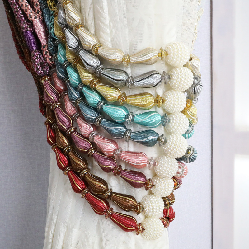 Aizkaru aizdare komplekts ar karājošu bumbiņu, pērles, sprādzi, auklu un uzglabāšanas jostu – gaišs luksusa stils