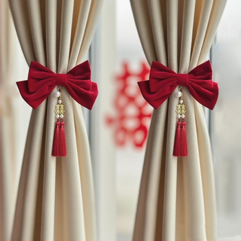 Pāris aizkaru saiti svētku dekorācijai – dzīvojamā istaba un guļamistaba, dāvanu kastē