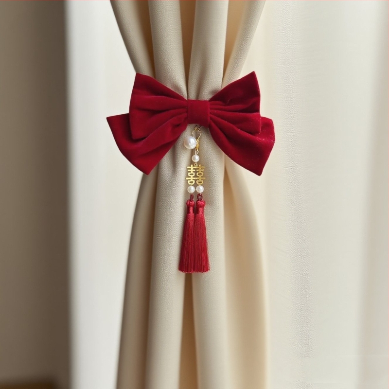 Pāris aizkaru saiti svētku dekorācijai – dzīvojamā istaba un guļamistaba, dāvanu kastē