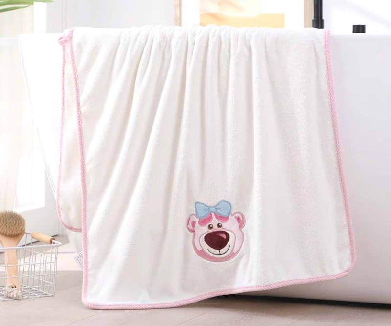 Bērnu korālflīsa vannas dvieļu komplekts ar Strawberry Bear izšuvumu, 490 g, dvieļi ķermei un sejai, Feather Core