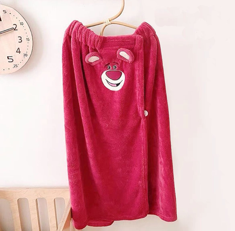 Bērnu korālflīsa vannas dvieļu komplekts ar Strawberry Bear izšuvumu, 490 g, dvieļi ķermei un sejai, Feather Core