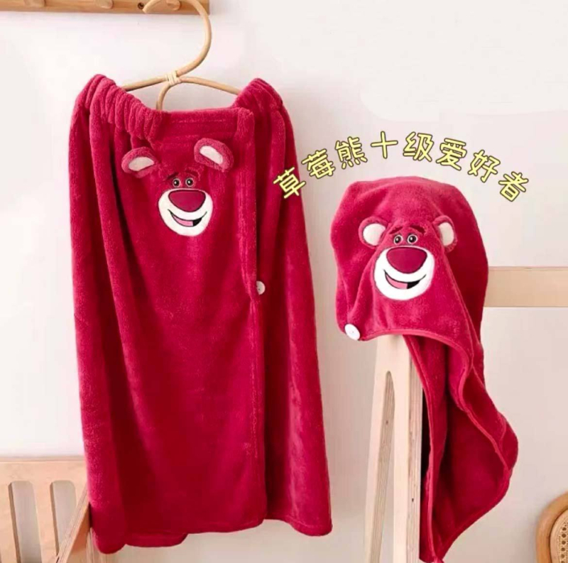 Bērnu korālflīsa vannas dvieļu komplekts ar Strawberry Bear izšuvumu, 490 g, dvieļi ķermei un sejai, Feather Core