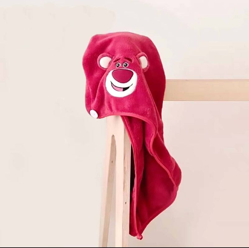 Bērnu korālflīsa vannas dvieļu komplekts ar Strawberry Bear izšuvumu, 490 g, dvieļi ķermei un sejai, Feather Core