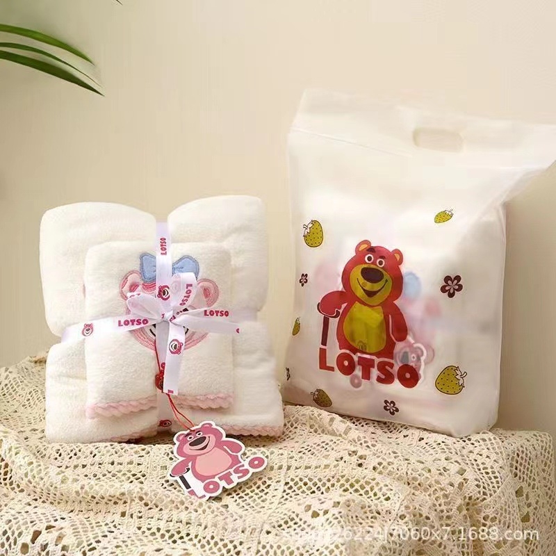 Bērnu korālflīsa vannas dvieļu komplekts ar Strawberry Bear izšuvumu, 490 g, dvieļi ķermei un sejai, Feather Core