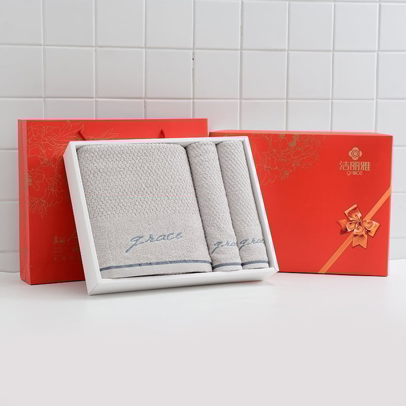 Jielia set ručnika u poklon kutiji: tri komada – jedan ručnik za tijelo i dva ručnika za ruke, 100% pamuk, 110 g, jacquard, s otisnutim logom