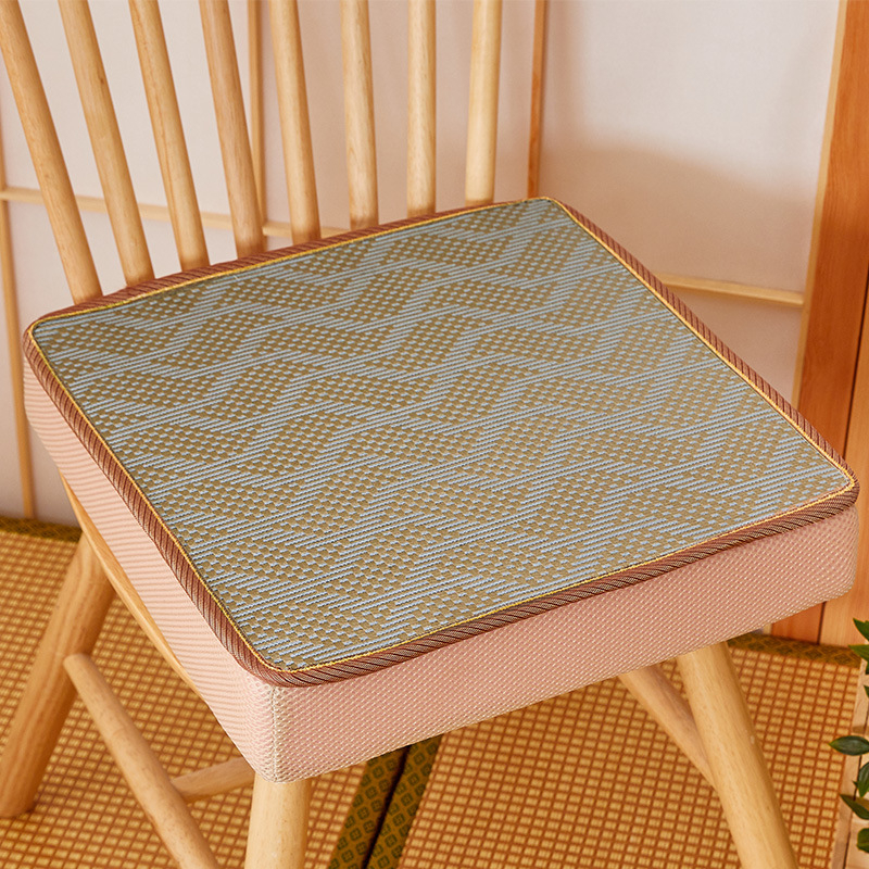 Krēsla spilvens ar biezāku sūkļa pildījumu, pretslīdēt dizains paaugstināšanai; audums no vīnogu šķiedras; pildījums: putas