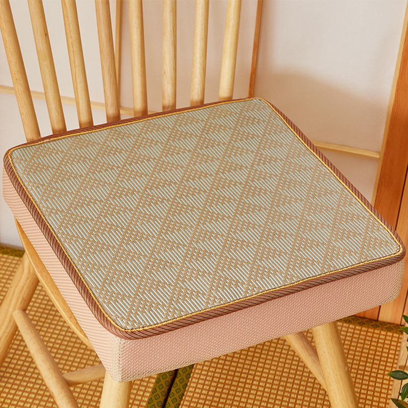 Krēsla spilvens ar biezāku sūkļa pildījumu, pretslīdēt dizains paaugstināšanai; audums no vīnogu šķiedras; pildījums: putas