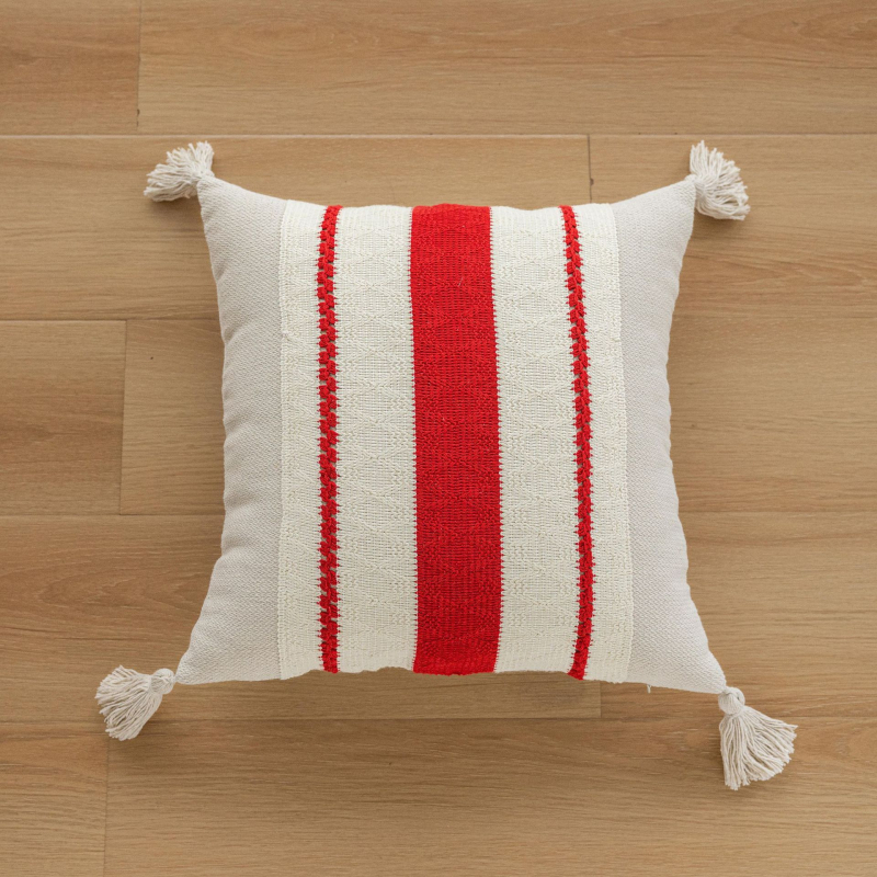 Jastuk s poliester navlakom i pamukom punjenim, moderan minimalistički stil, izvezeni resici, uzorci: pruge, srce, kvadrat, mogućnost prilagodbe.