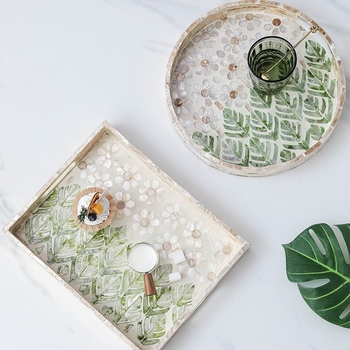 Nordinio stiliaus padėklas vaisiams su jūros kriauklių motyvu ir šilko gėlių medžiaga – dekoratyvinis serviravimo ir parodoms padėklas