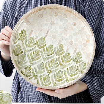 Nordinio stiliaus padėklas vaisiams su jūros kriauklių motyvu ir šilko gėlių medžiaga – dekoratyvinis serviravimo ir parodoms padėklas