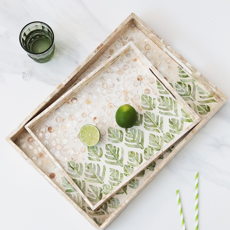 Nordinio stiliaus padėklas vaisiams su jūros kriauklių motyvu ir šilko gėlių medžiaga – dekoratyvinis serviravimo ir parodoms padėklas