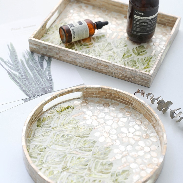 Nordinio stiliaus padėklas vaisiams su jūros kriauklių motyvu ir šilko gėlių medžiaga – dekoratyvinis serviravimo ir parodoms padėklas