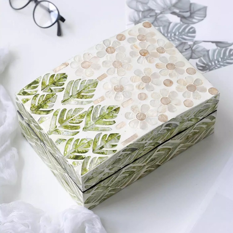 Nordinio stiliaus padėklas vaisiams su jūros kriauklių motyvu ir šilko gėlių medžiaga – dekoratyvinis serviravimo ir parodoms padėklas