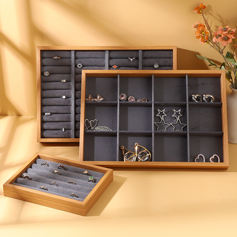 Visu vienā rotaslietu trauciņš, masīvs koks, taisnstūra forma, samta iekšējā apdare, splicing darbs