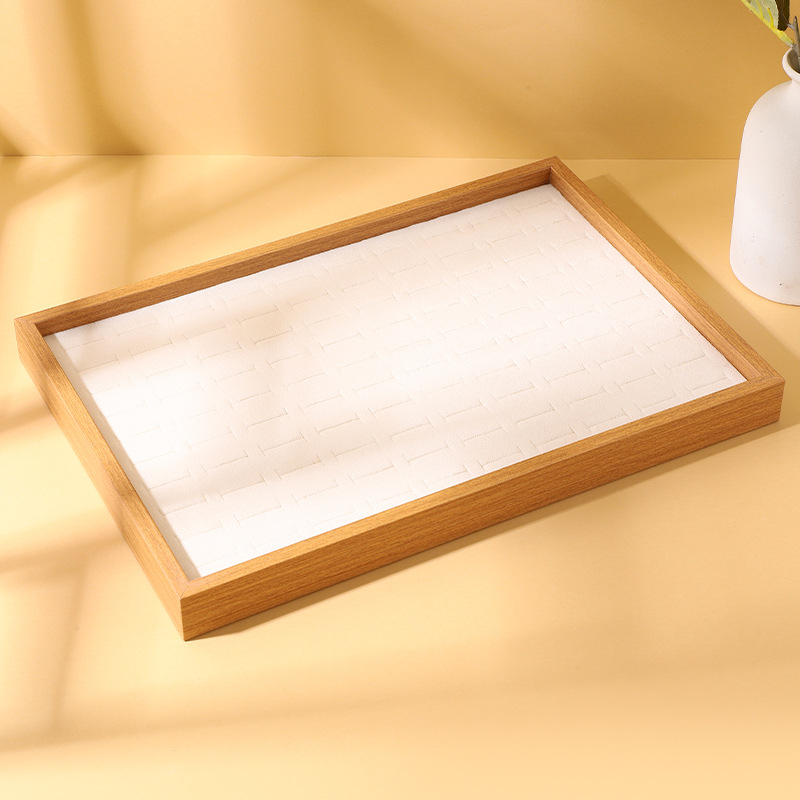 Visu vienā rotaslietu trauciņš, masīvs koks, taisnstūra forma, samta iekšējā apdare, splicing darbs