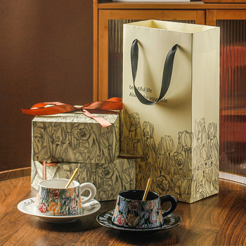 Kavos puodelio ir padėklo rinkinys su gėlių motyvu, retro stilius, galimybė pritaikyti, popierinė dėžutė pakuotė.