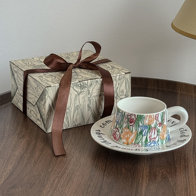 Kavos puodelio ir padėklo rinkinys su gėlių motyvu, retro stilius, galimybė pritaikyti, popierinė dėžutė pakuotė.