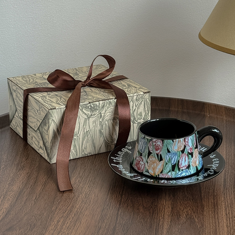 Kavos puodelio ir padėklo rinkinys su gėlių motyvu, retro stilius, galimybė pritaikyti, popierinė dėžutė pakuotė.