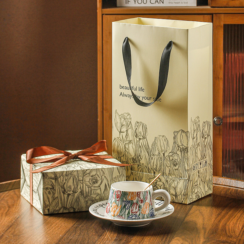 Kavos puodelio ir padėklo rinkinys su gėlių motyvu, retro stilius, galimybė pritaikyti, popierinė dėžutė pakuotė.