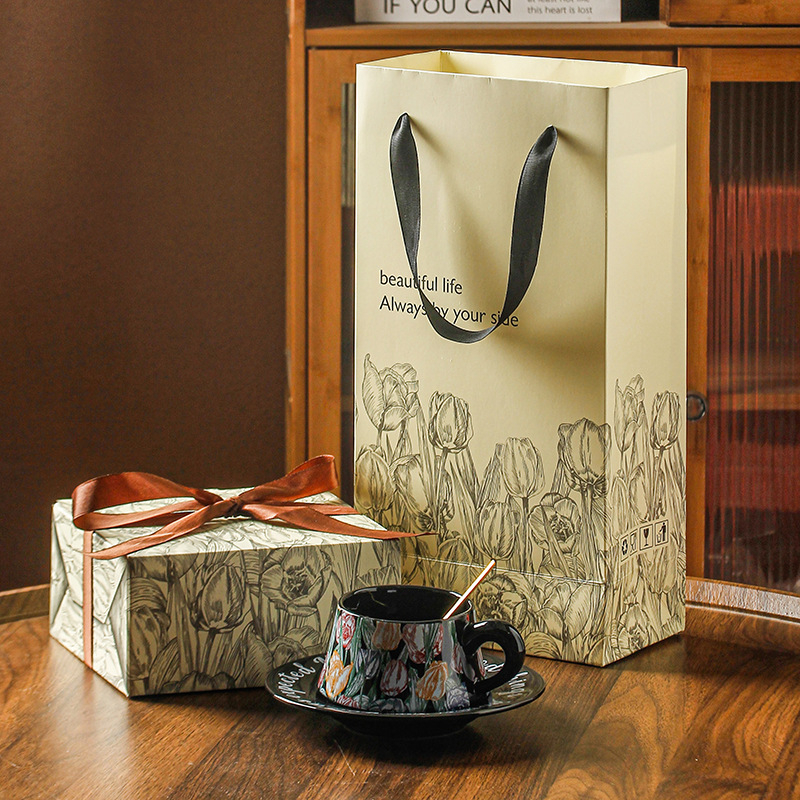 Kavos puodelio ir padėklo rinkinys su gėlių motyvu, retro stilius, galimybė pritaikyti, popierinė dėžutė pakuotė.