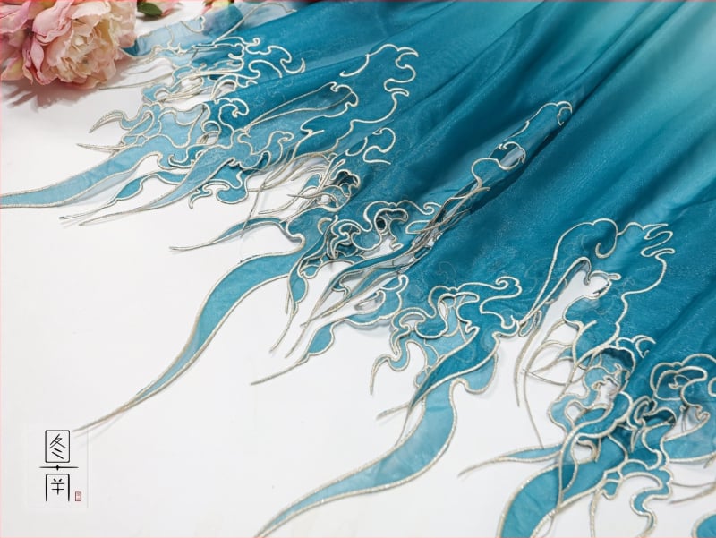 Siuvinėta Hanfu medžiaga su gradientine sunkia siuvinėjimo detale; Medžiaga: cheminė pluoštas; Panaudojimas: batai ir skrybėlės; Prekės ženklas: Kita