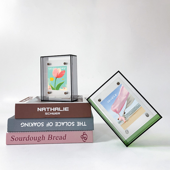 Plastmasas fotogrāfiju rāmis, taisnstūra formā, aizsargā gleznas