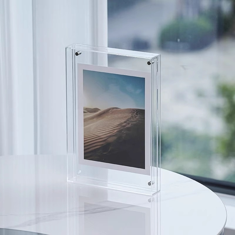 Plastmasas fotogrāfiju rāmis, taisnstūra formā, aizsargā gleznas