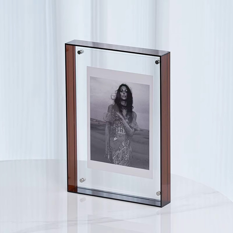 Plastmasas fotogrāfiju rāmis, taisnstūra formā, aizsargā gleznas