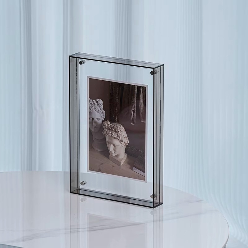 Plastmasas fotogrāfiju rāmis, taisnstūra formā, aizsargā gleznas