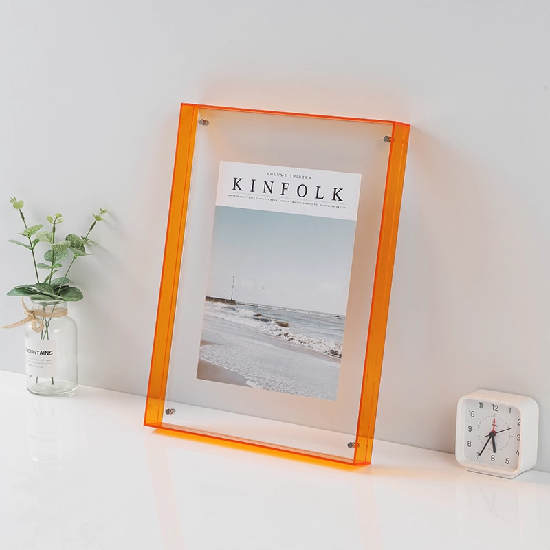 Plastmasas fotogrāfiju rāmis, taisnstūra formā, aizsargā gleznas