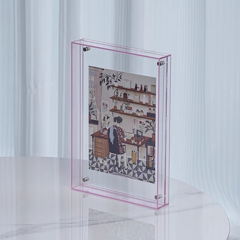 Plastmasas fotogrāfiju rāmis, taisnstūra formā, aizsargā gleznas