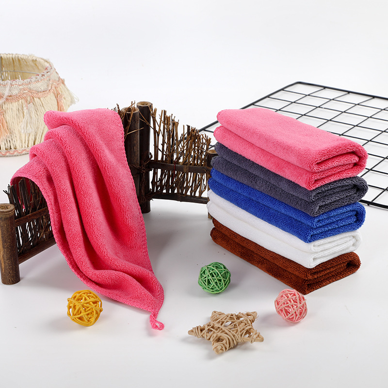 Mikroszálas négyzet alakú törölköző, szál 32, anyag: finom rost, 420 g, abszorpciós idő 21–25 s