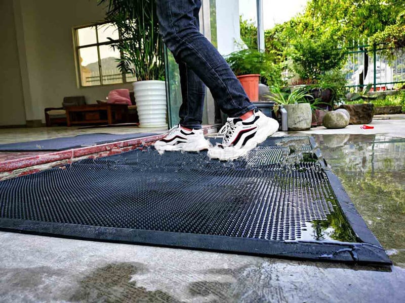 Įėjimo gumos kilimėlis, neslidus paviršius, dezinfekcija, plaunamas, šiuolaikiškai minimalistinis stilius, prekės ženklas YMO