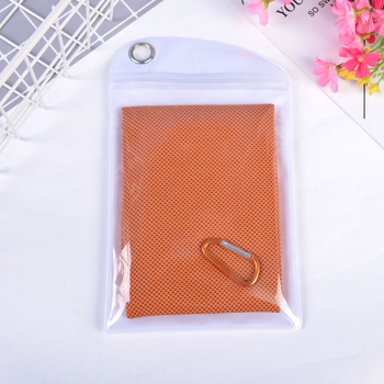 Pamut sporttörölköző hűtő hatással, vízfelvétel 0–5 s, hímzett szegéllyel, logó nyomtatására alkalmas