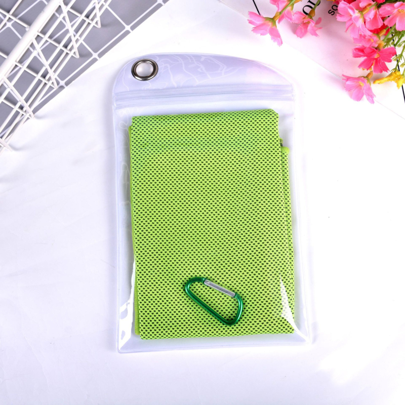 Pamut sporttörölköző hűtő hatással, vízfelvétel 0–5 s, hímzett szegéllyel, logó nyomtatására alkalmas