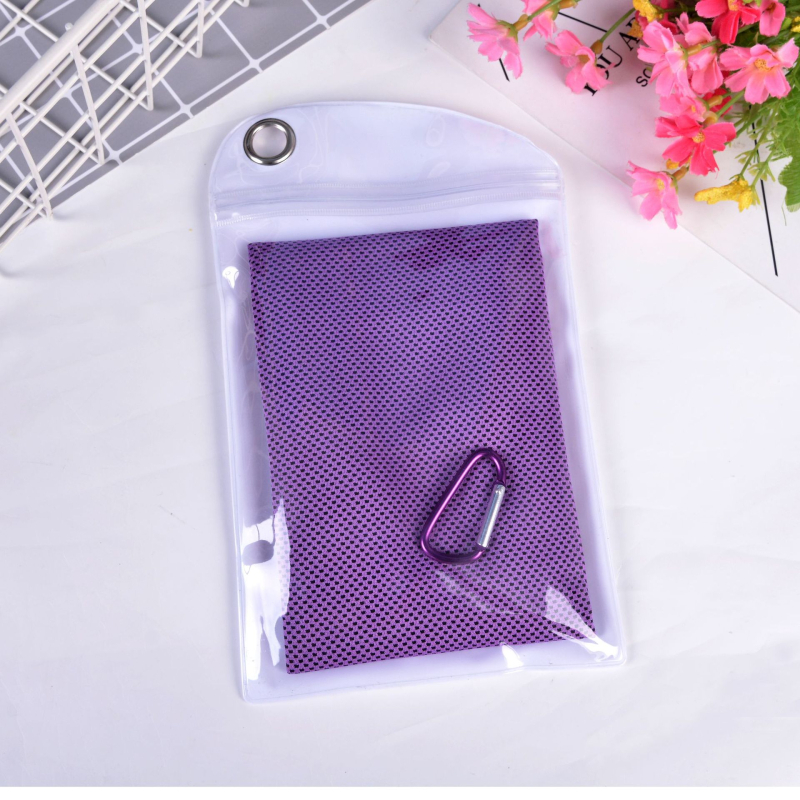 Pamut sporttörölköző hűtő hatással, vízfelvétel 0–5 s, hímzett szegéllyel, logó nyomtatására alkalmas