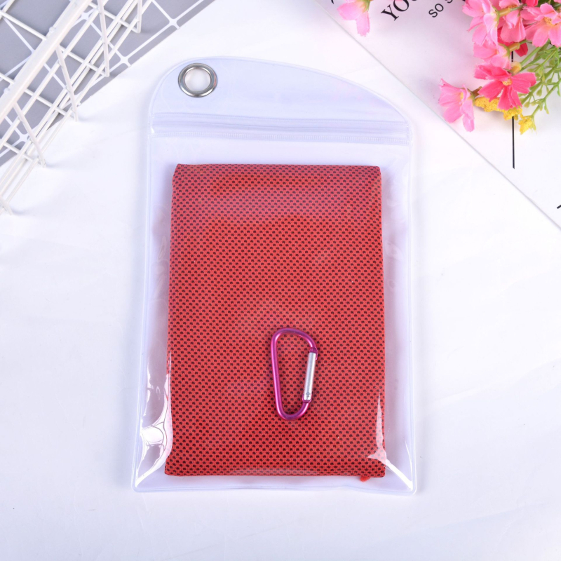 Pamut sporttörölköző hűtő hatással, vízfelvétel 0–5 s, hímzett szegéllyel, logó nyomtatására alkalmas