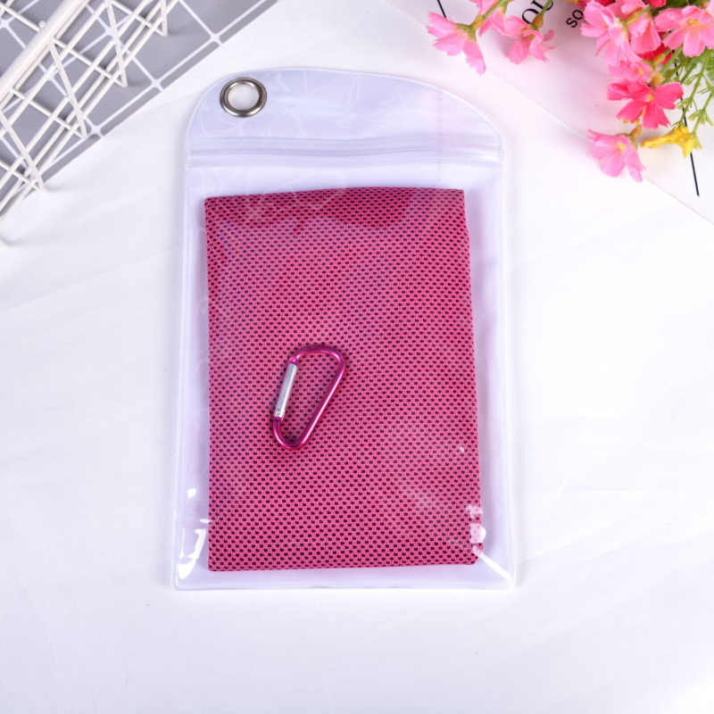 Pamut sporttörölköző hűtő hatással, vízfelvétel 0–5 s, hímzett szegéllyel, logó nyomtatására alkalmas