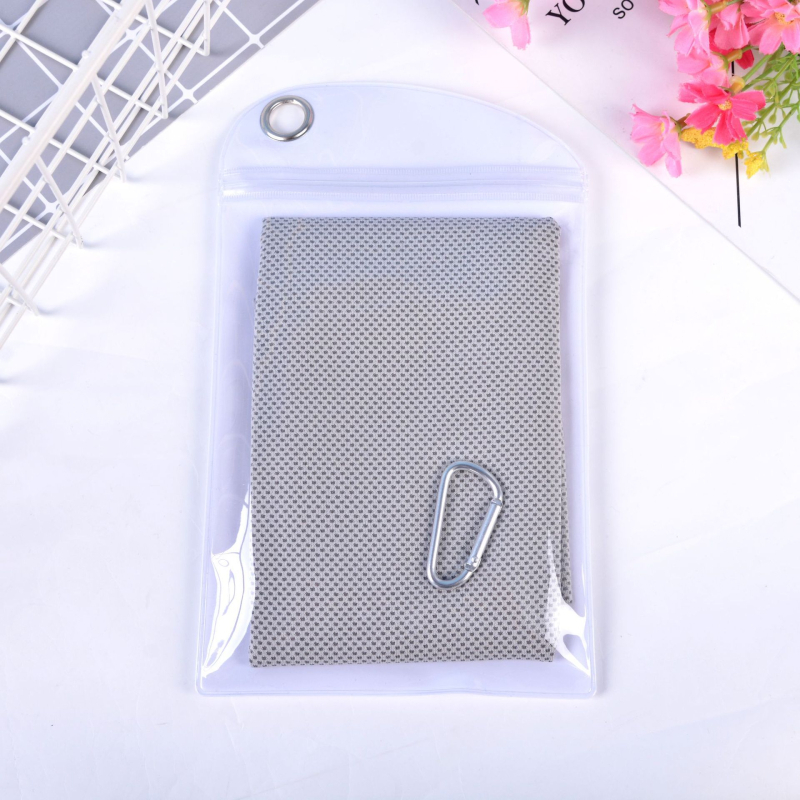 Pamut sporttörölköző hűtő hatással, vízfelvétel 0–5 s, hímzett szegéllyel, logó nyomtatására alkalmas