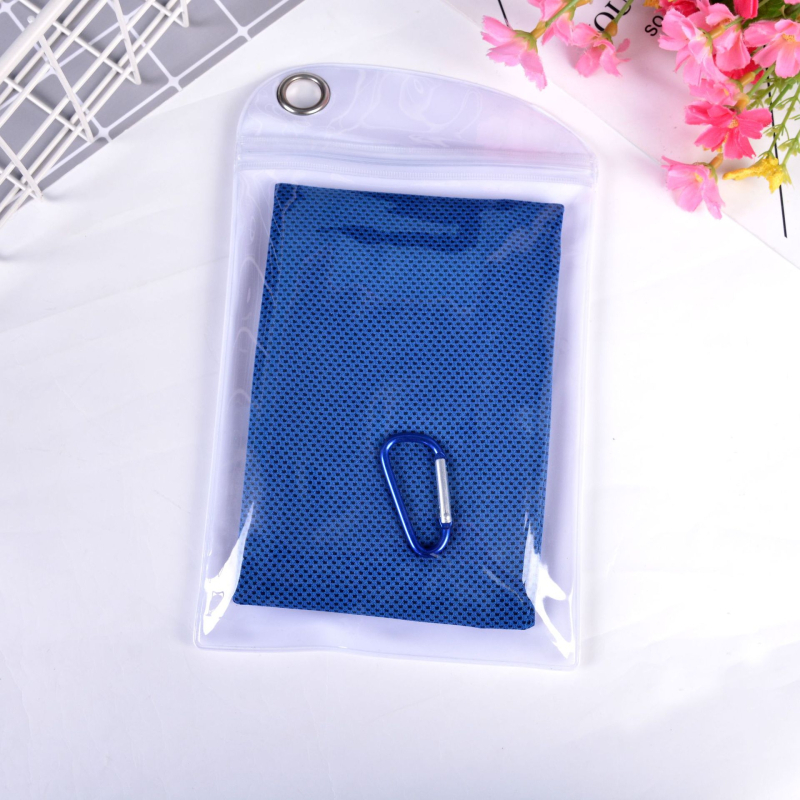 Pamut sporttörölköző hűtő hatással, vízfelvétel 0–5 s, hímzett szegéllyel, logó nyomtatására alkalmas