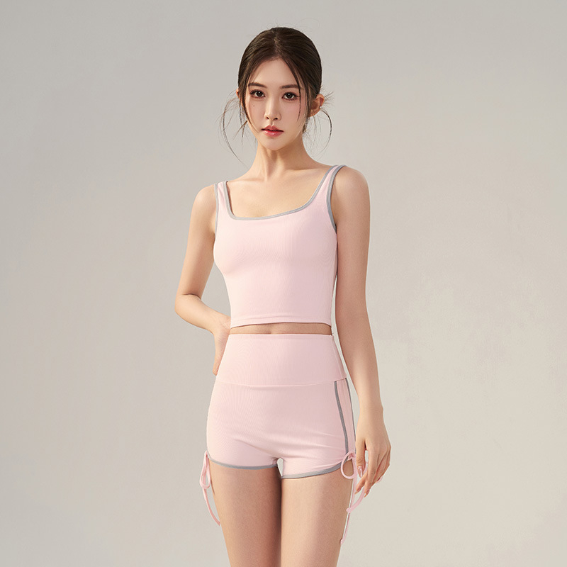 Divdaļīgs jogas komplekts: bez piedurknēm augšdaļa ar iebūvētām krūšu kupām un īsām šortēm, neilons-elastāns 80/20, vasara 2025