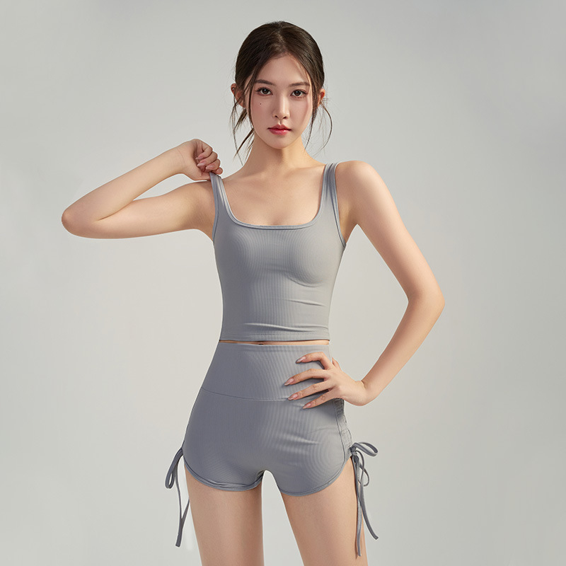 Divdaļīgs jogas komplekts: bez piedurknēm augšdaļa ar iebūvētām krūšu kupām un īsām šortēm, neilons-elastāns 80/20, vasara 2025