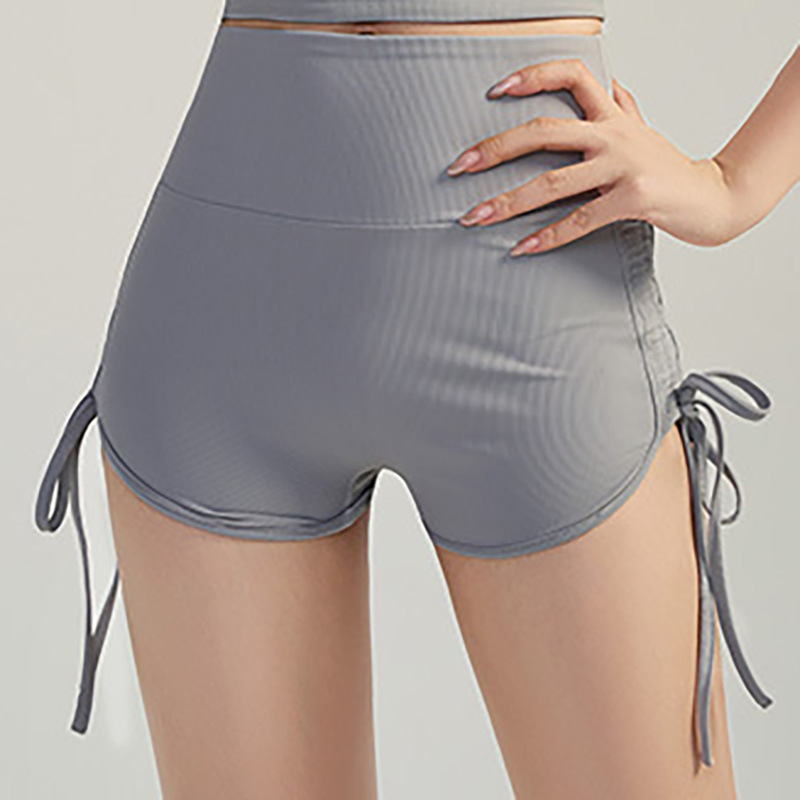 Divdaļīgs jogas komplekts: bez piedurknēm augšdaļa ar iebūvētām krūšu kupām un īsām šortēm, neilons-elastāns 80/20, vasara 2025