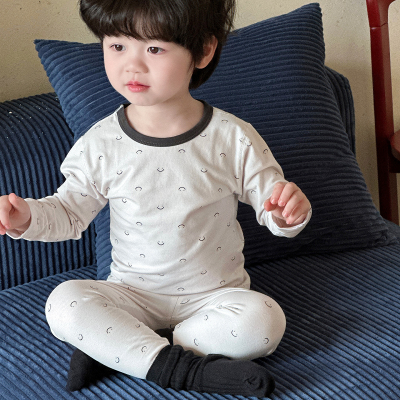 Vaikų pižamų komplektas rudeniui - Lycra medvilnė (93.3% medvilnė), Korėjos stiliaus, 3–8 metų amžiaus, kvėpuojantis ir šiltas, raštai: dryželiai, karikatūros, raidės, gėlės, taškeliai