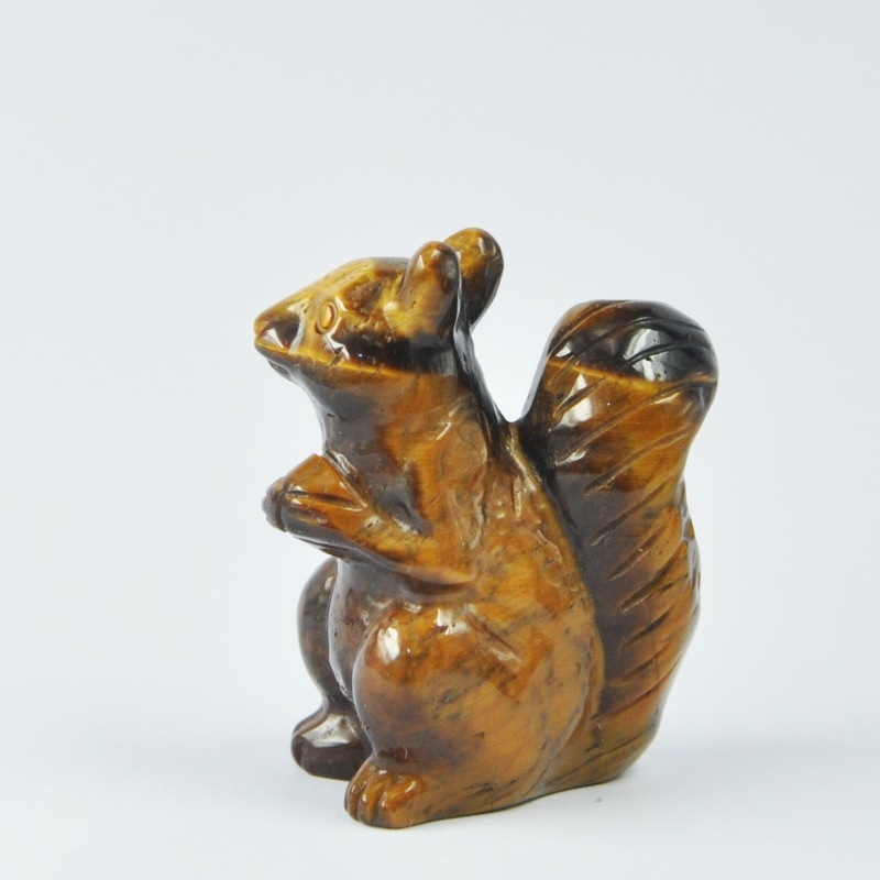 Voverytės brangakmenių skulptūra – išgraviruota ir poliruota, tigrojo akies akmuo, natūrali medžiaga