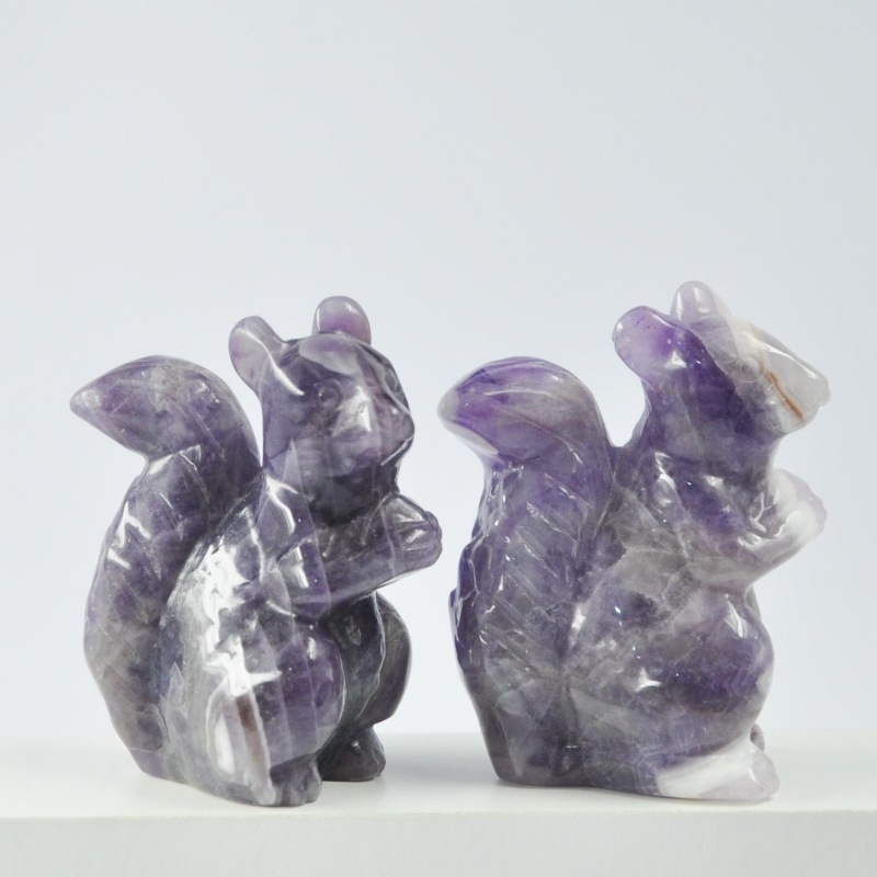 Voverytės brangakmenių skulptūra – išgraviruota ir poliruota, tigrojo akies akmuo, natūrali medžiaga