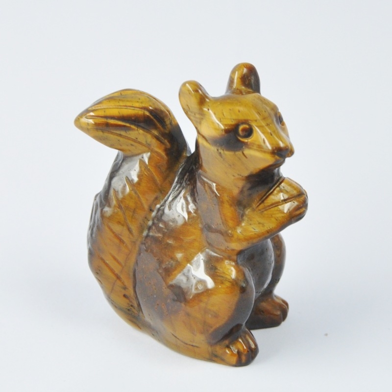 Voverytės brangakmenių skulptūra – išgraviruota ir poliruota, tigrojo akies akmuo, natūrali medžiaga