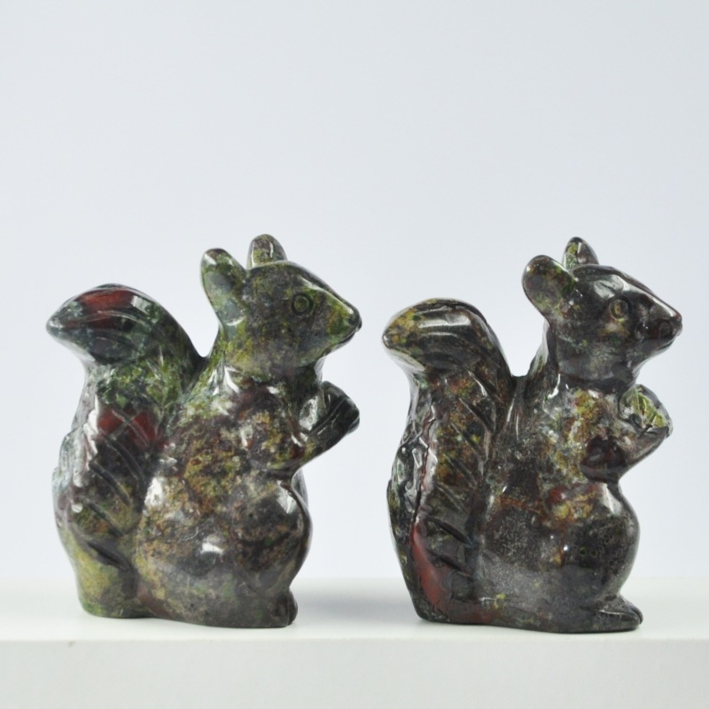 Voverytės brangakmenių skulptūra – išgraviruota ir poliruota, tigrojo akies akmuo, natūrali medžiaga