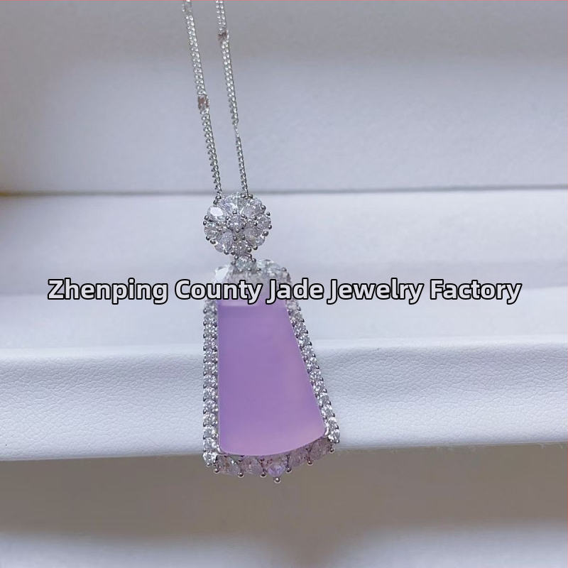 Kvarcinio chalcedono kvadratinis pakabukas, sidabru dengtas įterpimu, natūralus medžiaga, aiškumas Si2